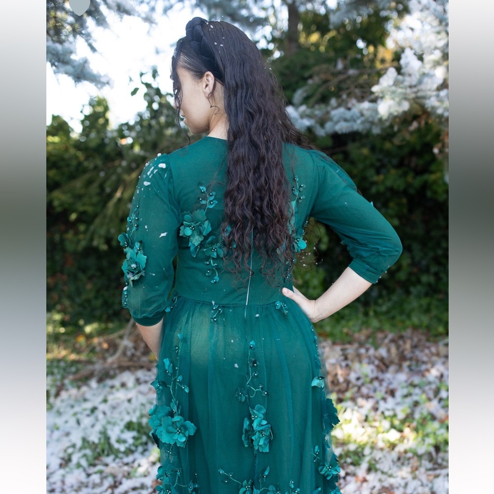 👗Elegant Green petal Dress 👗 - Picture 3 of 5